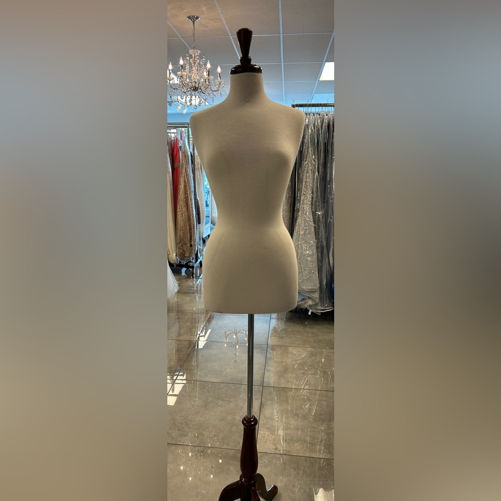 Chic Ivory Display Mannequin